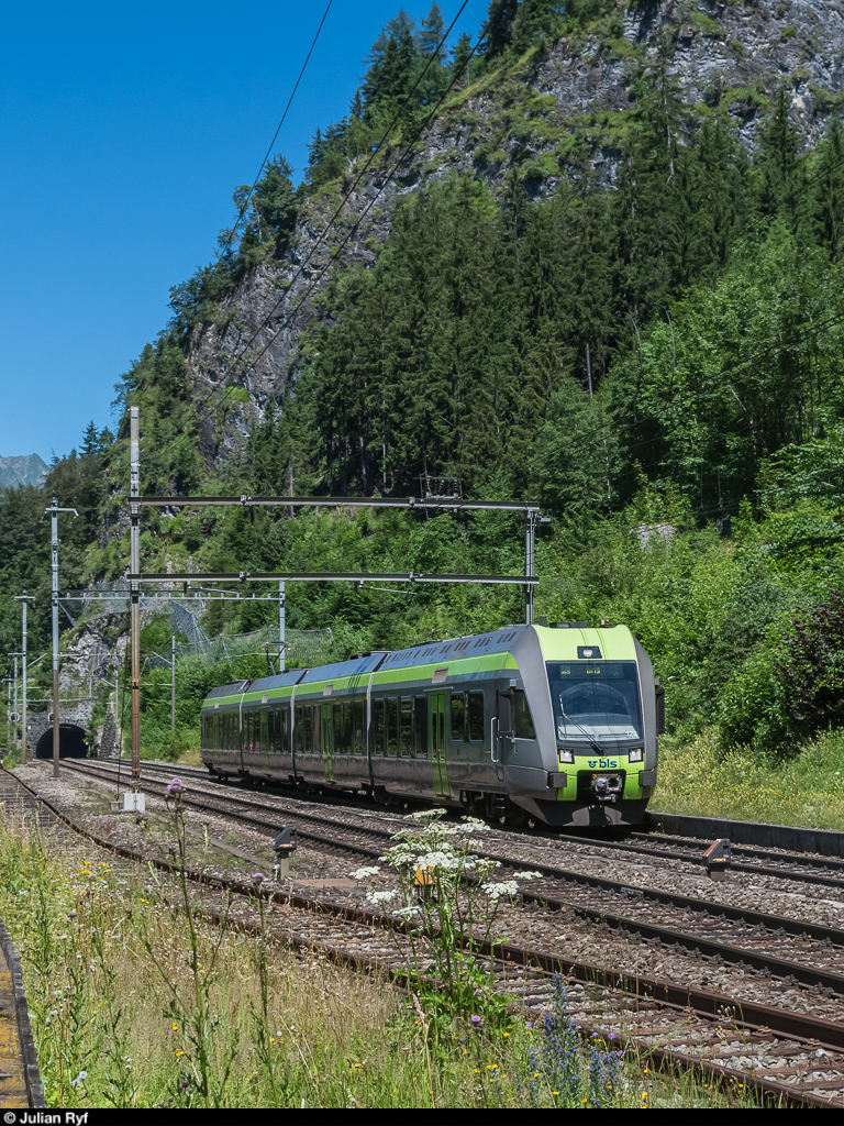 Lötschberger RABe 535 123 durchfährt am 20. Juli 2016 die Dienststation Felsenburg an der Lötschberg-Nordrampe auf seinem Weg als RegioExpress von Bern nach Brig.