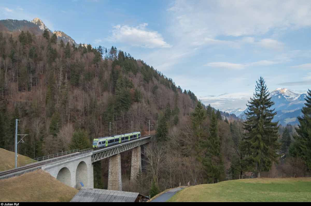 Lötschbergerin RABe 535 113 überfährt am 24. Dezember 2015 den Bunschenbachviadukt bei Weissenburg.