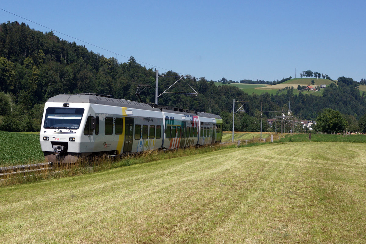 Login-Zug.
BLS Nina RABe 525 010 mit Login-Vollwerbung bei Hüswil am 24. Juni 2020.
Foto: Walter Ruetsch