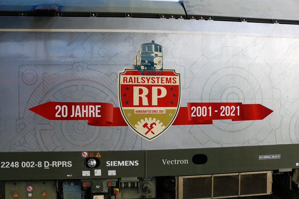 Logo an Railsystems RP Siemens Vectron DualMode 248 002-8 abgestellt in Hanau Hbf Südseite am 04.02.23