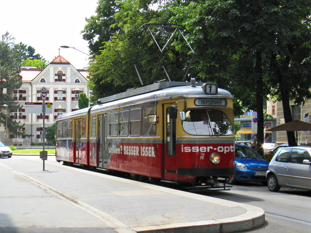 Lohner/Lizenz Duewag 6-achser Nr. 75 der Innsbrucker Verkehrsbetriebe als Linie 1 am 23.6.2008 in Innsbruck an der Haltestelle Claudiastraße.