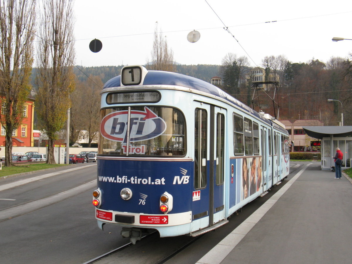 Lohner/Lizenz Duewag 6-achser Nr. 76 der Innsbrucker Verkehrsbetriebe als Linie 1 am 17.11.2008 in Innsbruck an der Endhaltestelle Bergisel.