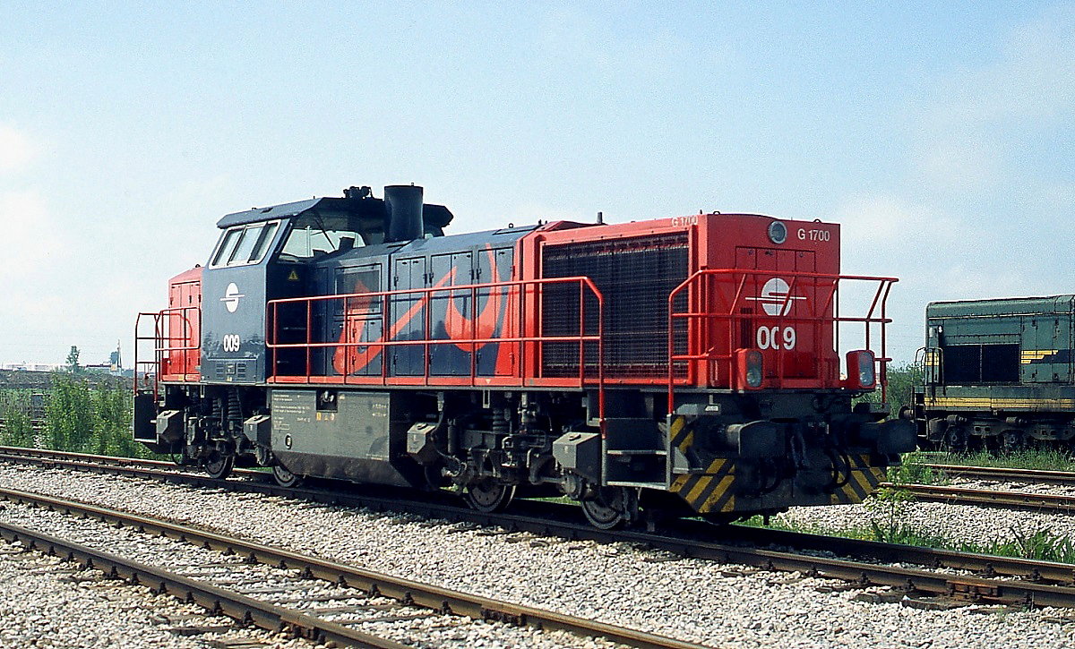 Lok 009 der HeK (Hekurudhat e Kosoves/Kosovo Railways), eine 2006 von Vossloh gelieferte G 1700 am 14.05.2009 im Depot Fushe Kosove/Kosovo Polje