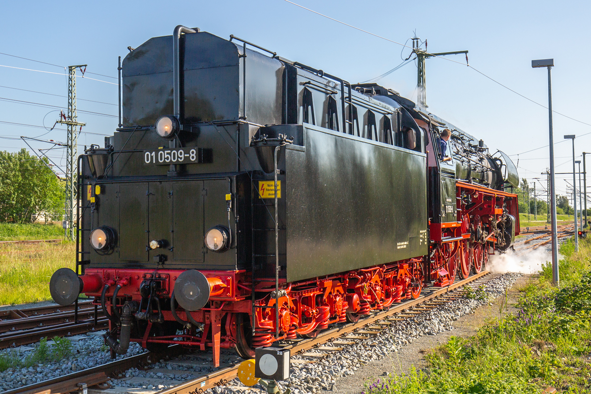 Lok 01 0509 wurde in Bergen auf Rügen durch die dortige Freiwillige Feuerwehr mit Wasser versorgt und wartet nun auf den Sonderzug mit der Lok 145 023 von Binz, den sie dann als Vorspann in Richtung Stralsund fährt. - 11.06.2022