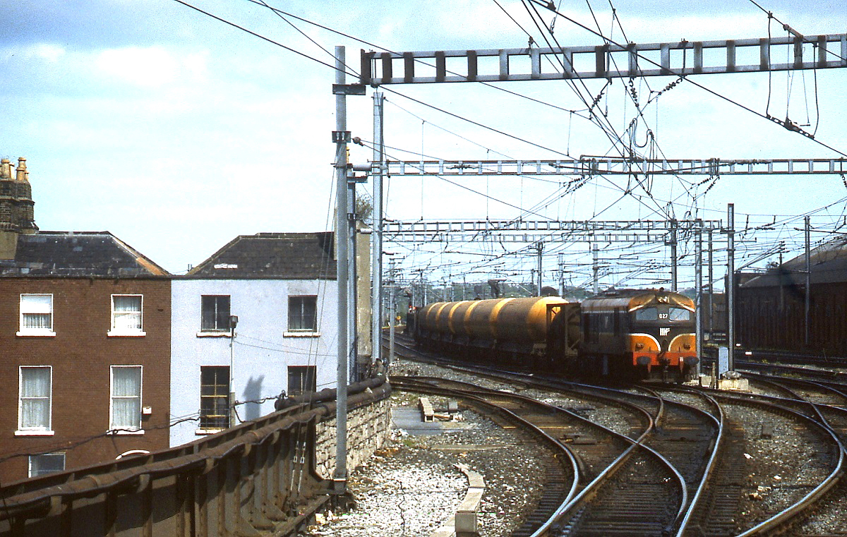 Lok 027 der CIE trifft mit einem Kesselwagenzug im April 1992 in Dublin Conolly Station ein