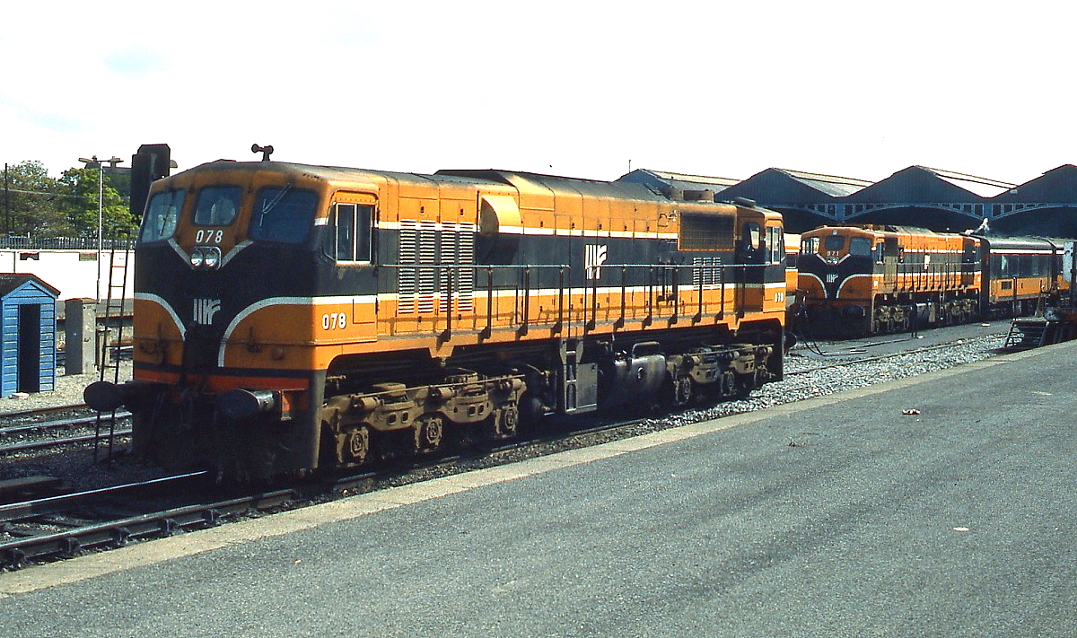 Lok 078 und im Hintergrund Lok 071 der CIE im April 1992 in Dublin Heuston Station