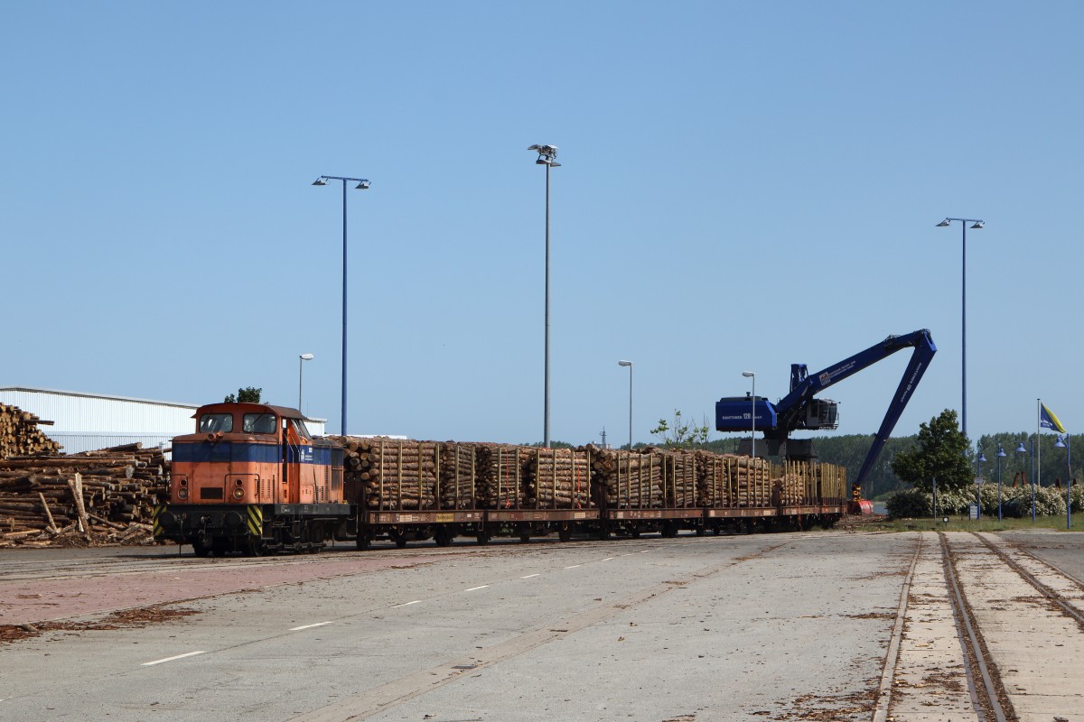 Lok 1 des Rostocker Fracht- und Fischereihafens rangiert am 07.06.2015 mit ihrem Holzzug während der Beladung im Hafen. Durch den Zaun fotografiert. 
