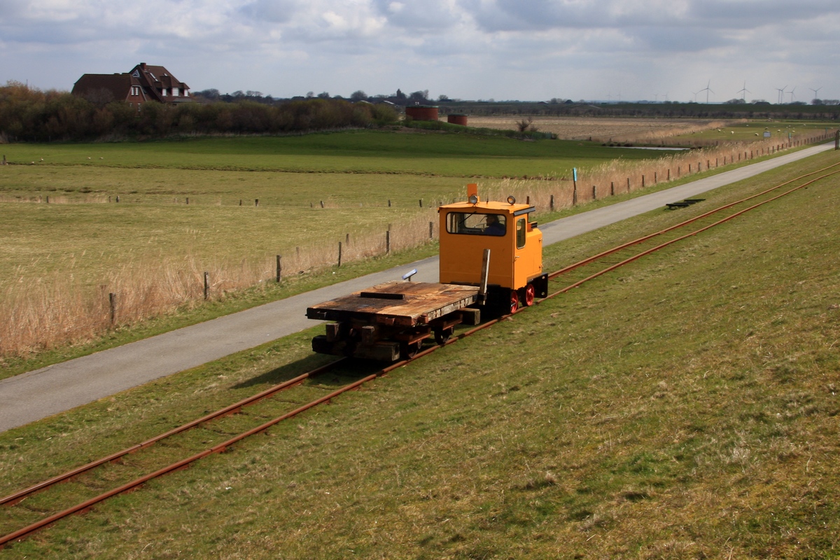 Lok 1 (Schöma 4816) des LKN-SH fährt mit einem Plattenwagen die Rampe zur Deichkrone hinauf. (Dagebüll 23.04.2010)