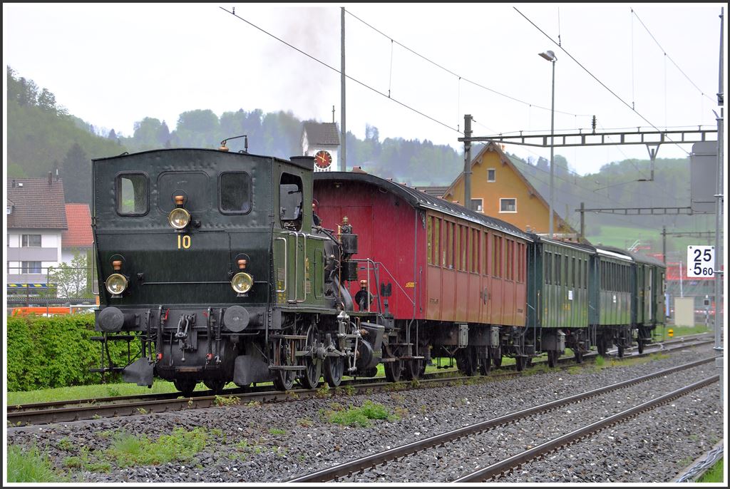 Lok 10 wartet mit ihrem Zug ausserhalb des Bahnhofs Bauma, bis die S26 nach Rüti ZH das Gleis 1 verlassen hat. (03.05.2015)