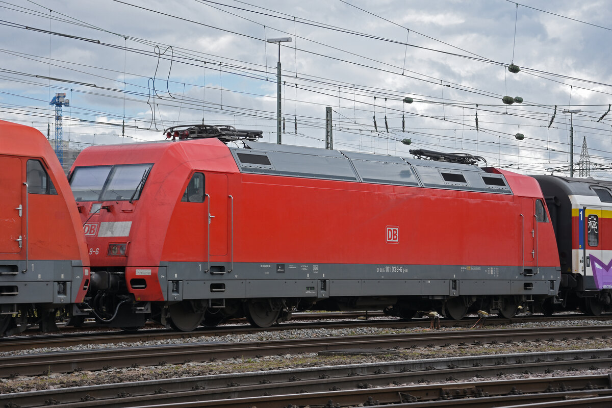 Lok 101 039-6 verlässt am 10.09.2022 als Zweit Lok den badischen Bahnhof.