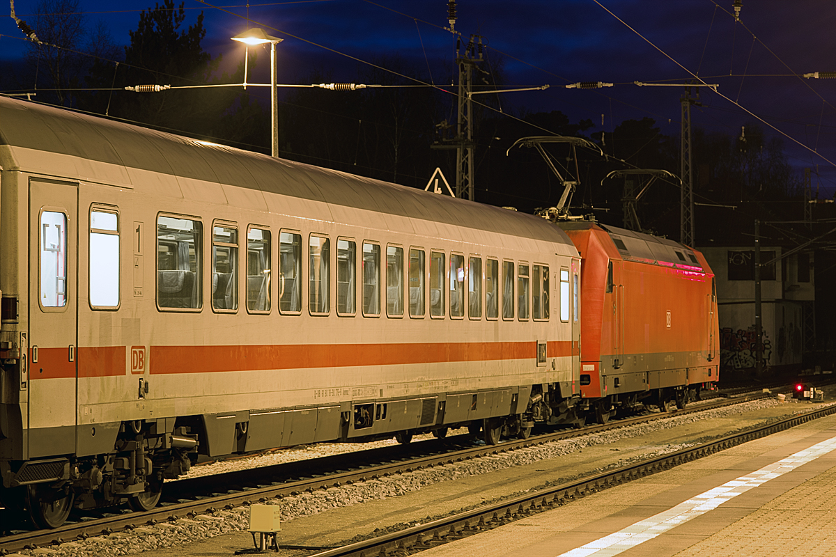 Lok 101 088 mit abgestelltem IC am Bahnsteig 3 in Binz. - 06.01.2019