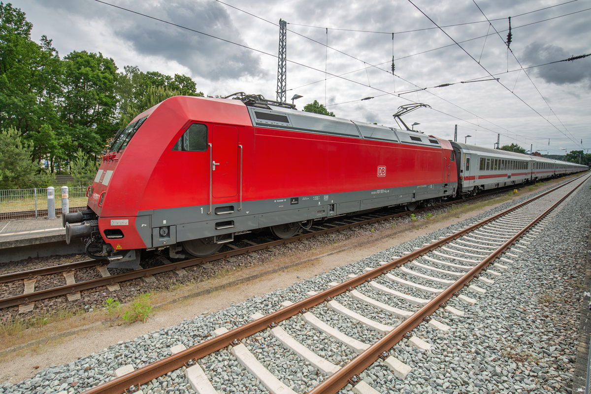 Lok 101 101 vor IC 2213 nach Stuttgart im Ostseebad Binz. - 15.06.2022
