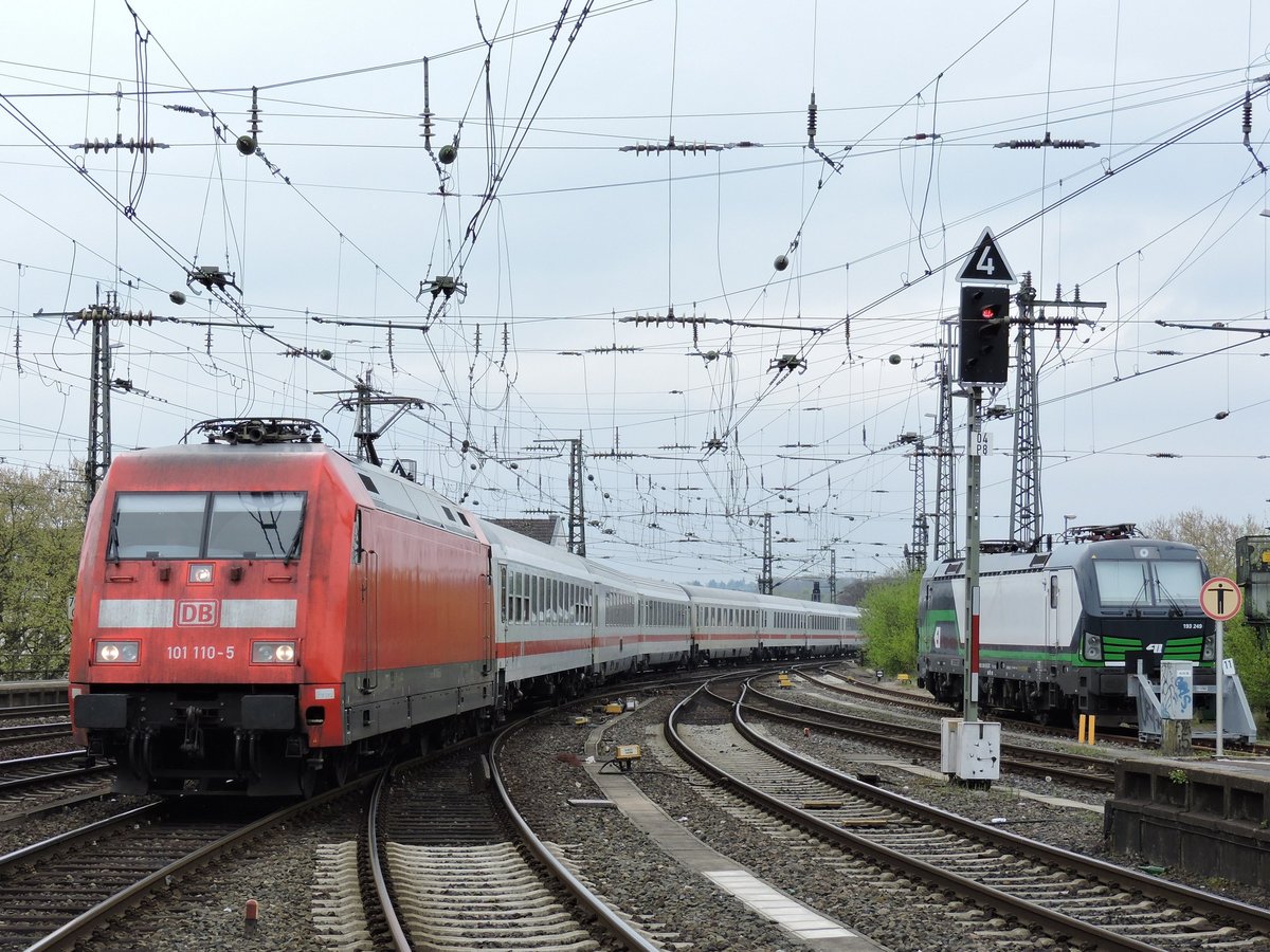 Lok 101 110-5 brachte ein IC-leergarnitur aus Köln Deutzerfeld nach Aachen Hbf und fur am 11.54 ab als IC 1918 nach Dresden über Dortmund, Hannover und Berlin. Aachen Hbf, den 28.04.2017.  