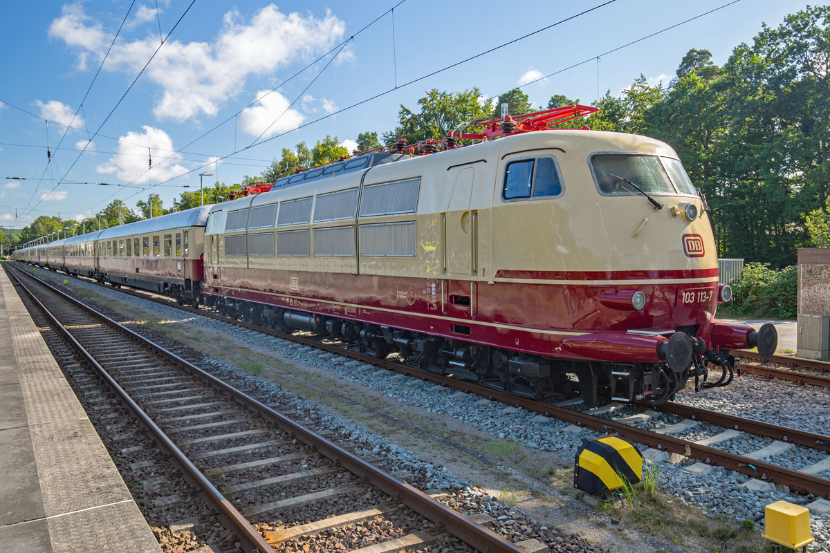 Lok 103 113 mit dem RHEINGOLD im Ostseebad Binz ist farblich genauso schick wie die Lok 103 245, die im Juni mit dem Rheingold in Binz war. Leider hier auch wieder ohne Aussichtswagen oder auch DomCar genannt.- 24.08.2022