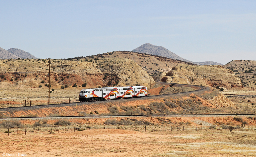 Lok 103 (MPI MP36PH-3C) mit einem New Mexico Rail Runner am 03.04.2015 bei Santo Domingo Pueblo, New Mexico.