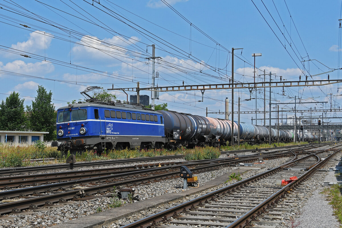 Lok 1042 007-1 durchfährt am 16.06.2023 den Bahnhof Pratteln.