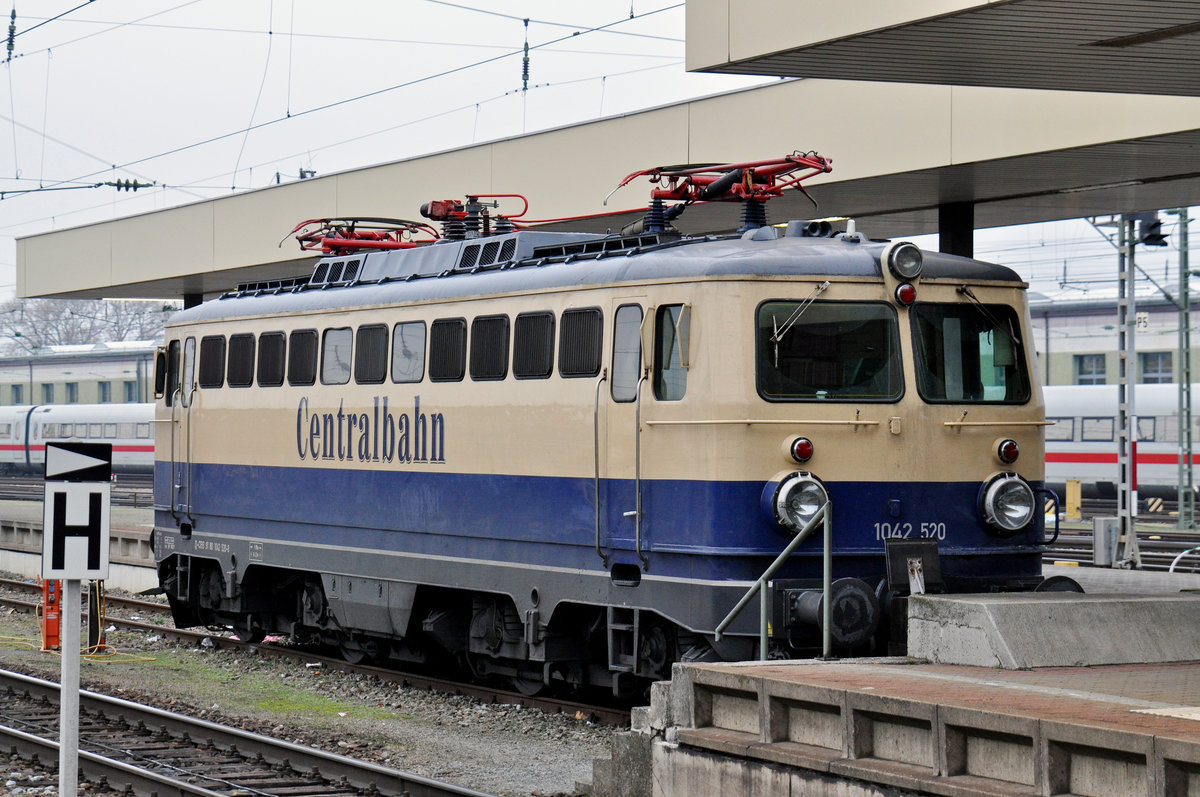 Lok 1042 520-8 ist beim Badischen Bahnhof abgestellt. Die Aufnahme stammt vom 24.11.2016.