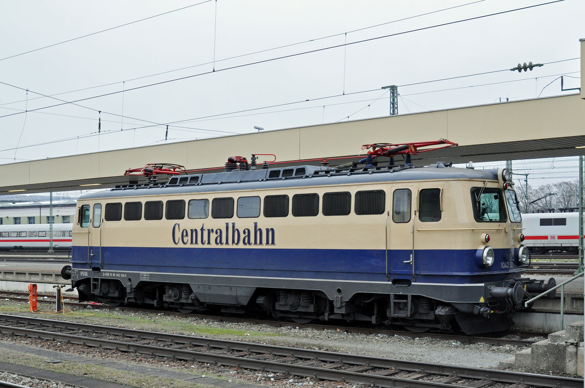 Lok 1042 520-8 ist beim Badischen Bahnhof abgestellt. Die Aufnahme stammt vom 24.11.2016.