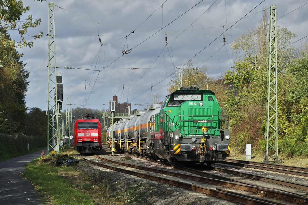 Lok 11 (92 80 4125 006-1 D-ISL) von Infra Serve Logistics durchfährt am 08.11.2023 mit einem kurzen Kesselwagenzug Bad Hoenningen in Richtung Süden. Gruß zurück an den Tf!