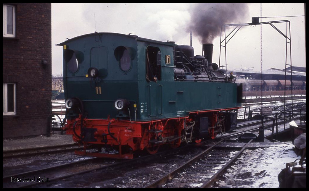 Lok 11 der Harzer Schmalspurbahn fährt hier am 19.2.1994 in Wernigerode auf die Drehscheibe für Schmalspurloks.