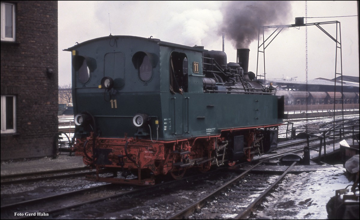Lok 11 der Harzquerbahn fährt am 19.4.1993 auf die Drehscheibe in Wernigerode.