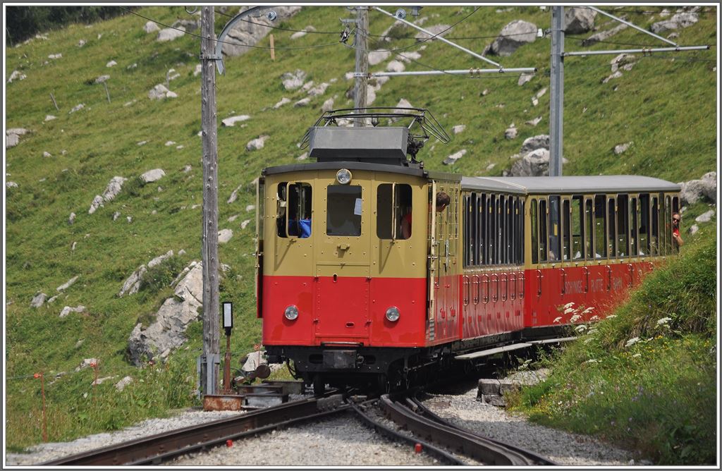 Lok 11  Wilderswil  biegt in die Ausweichstelle Breitlauenen ein. (06.07.2013)
