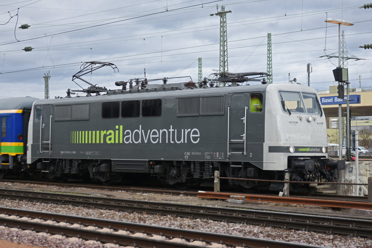 Lok 111 215-0 der Railadventure steht auf einem Nebengleis beim badischen Bahnhof. Die Aufnahme stammt vom 27.01.2019.