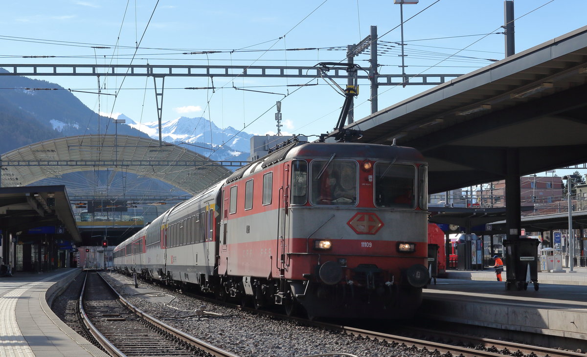 Lok 11109 ist eine von zwei Loks der SBB, die noch im Swiss Express Design aus den 70ern verkehrt. Hier steht sie mit einem Intercity, der Chur um 14:39 Uhr verlassen soll, abfahrbereit auf Gleis 9. 

Chur, 21. Februar 2020