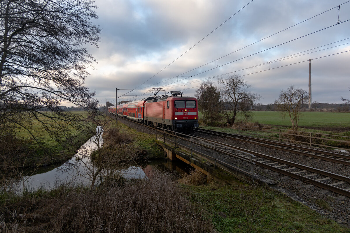 Lok 112 112-8 mit 3121 am 10.12.2022, dem letzten Betriebstag von DB Regio auf der Regionalexpresslinie 1 Magdeburg-Frankfurt(Oder), hier bei Genthin.