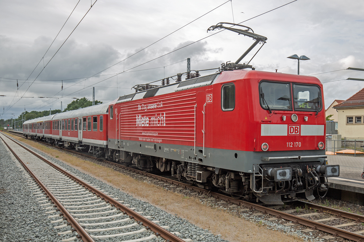 Lok 112 170 des SDZ 34960 nach Potsdam mit der Bezeichnung „Strand-Express“ steht abfahrbereit mit Steuerwagen voraus in Binz. - 23.07.2022
