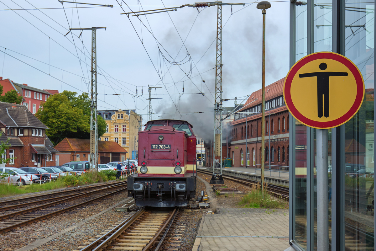 Lok 112 703 am Schluss des Sonderzuges von Stralsund nach Barth. - 05.08.2016
