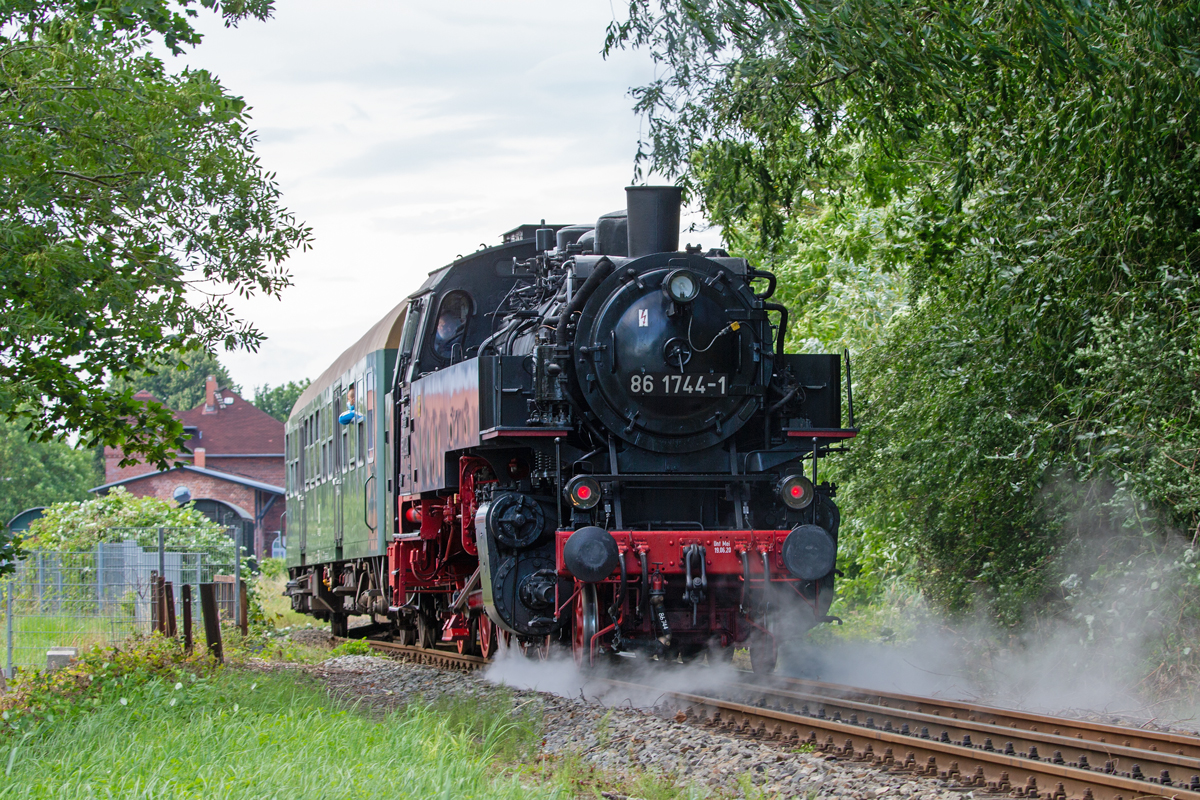 Lok 114 703 als Zuglok und Schlusslok 86 1744 am historischen Reisezug zwischen den Haltepunkten Lauterbach Mole und Lauterbach . - 31.07.2021
