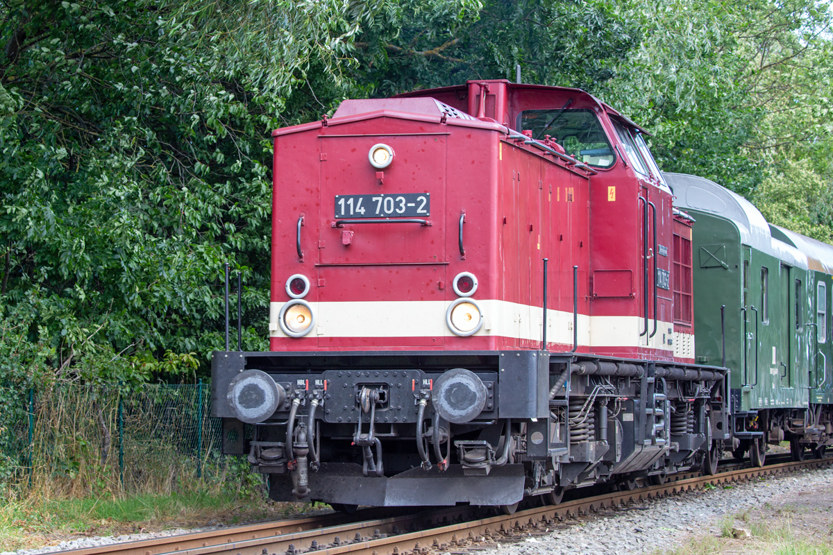 Lok 114 703 als Zuglok und Schlusslok 86 1744 mit historischen Reisezug am Haltepunkten Lauterbach Mole. - 31.07.2021
