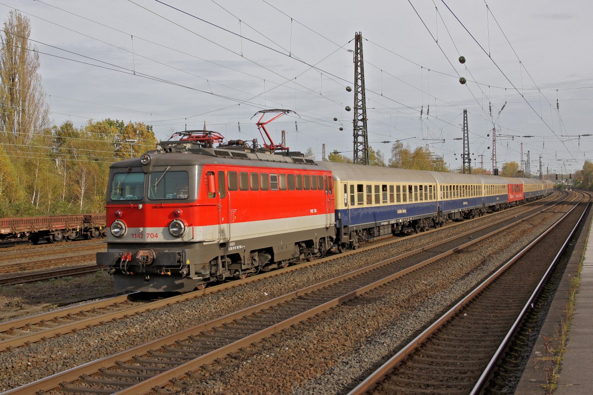 Lok 1142 704 am 30.10.2014 in Bochum-Ehrenfeld.