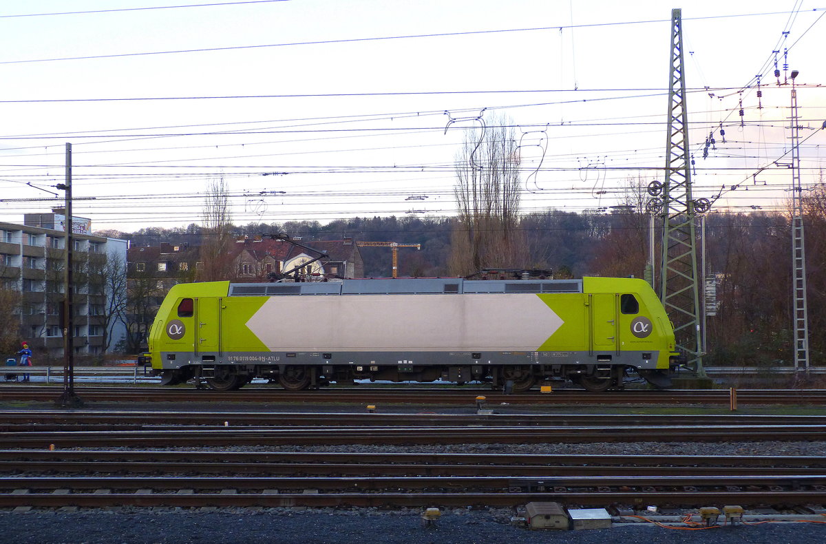 Lok 119 004-9 von Alpha-Trains fährt als Lokzug von Aachen-West nach Köln-Eifeltor und fährt in Richtung Aachen-Schanz in Richtung Aachen-Hbf,Aachen-Rothe-Erde,Stolberg-Hbf(Rheinland)Eschweiler-Hbf,Langerwehe,Düren,Merzenich,Buir,Horrem,Kerpen-Köln-Ehrenfeld,Köln-West,Köln-Süd. 
Aufgenommen vom Bahnsteig in Aachen-West. 
Am Kalten Nachmittag vom 1.2.2018.