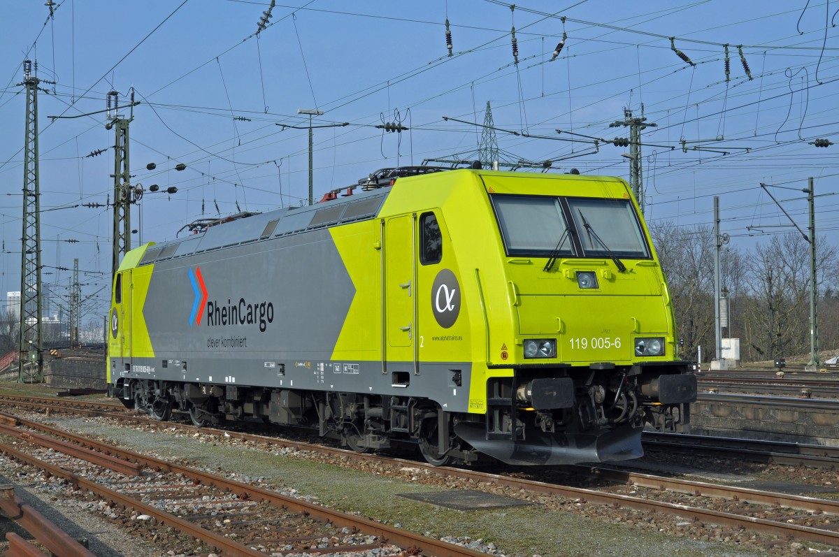 Lok 119 005-6 ist beim Badischen Bahnhof abgestellt. Die Aufnahme stammt vom 16.02.2015.