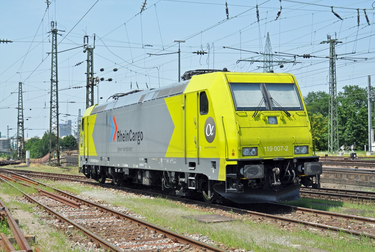 Lok 119 007-2 ist beim Badischen Bahnhof abgestellt. Die Aufnahme stammt vom 03.07.2015.