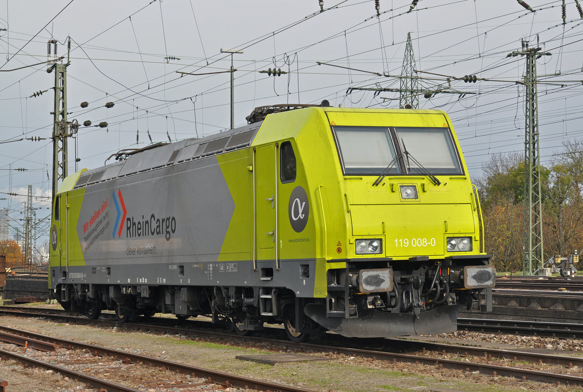 Lok 119 008-0 sit beim Badischen Bahnhof abgestellt. Die Aufnahme stammt vom 09.11.2016.
