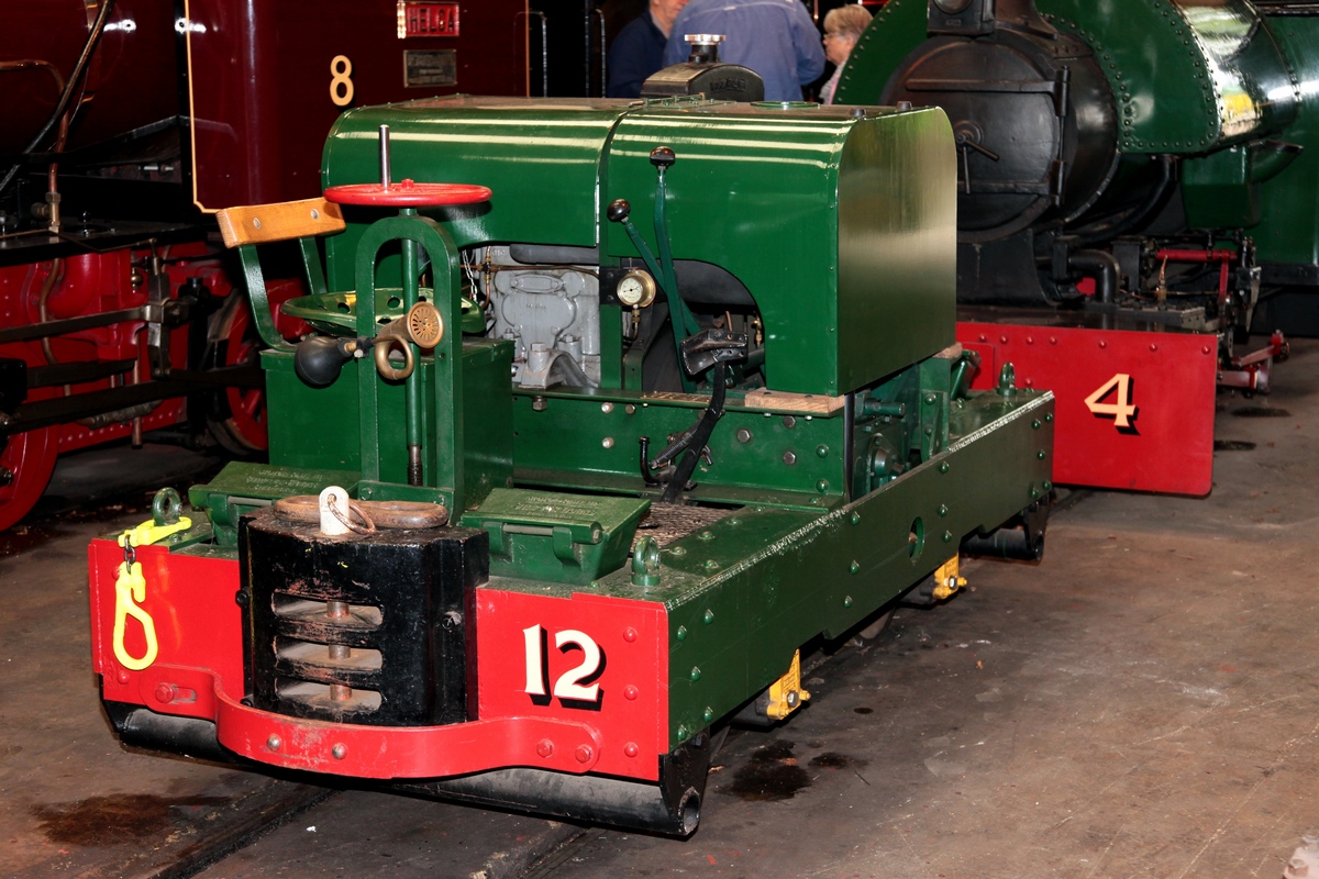Lok 12  BICKNOR  (Simplex 1953, Fabr.-Nr. 9869) der B&WLR in der Fahrzeughalle am 02.09.2015.