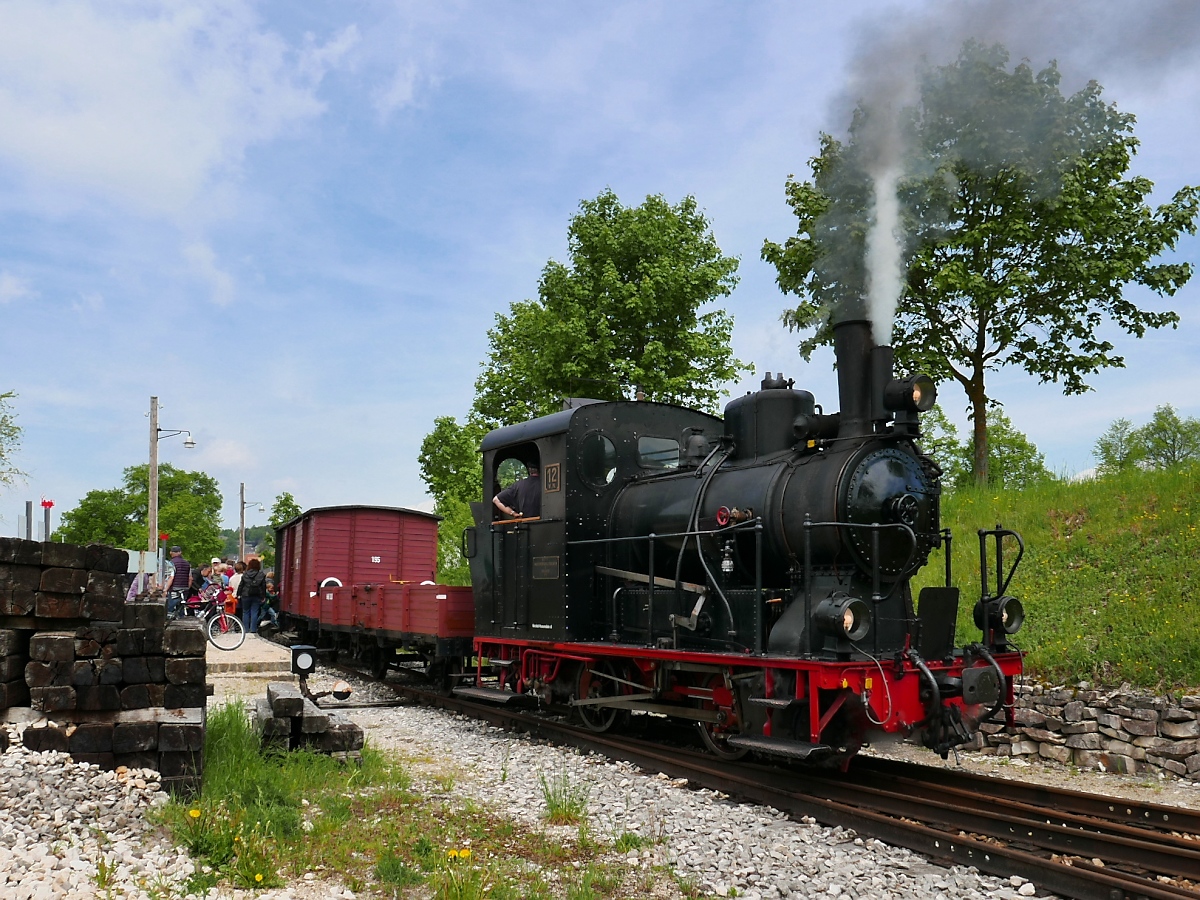 Lok 12 der Härtsfeld-Museumsbahn am Bahnsteig in Neresheim am 14.5.2015