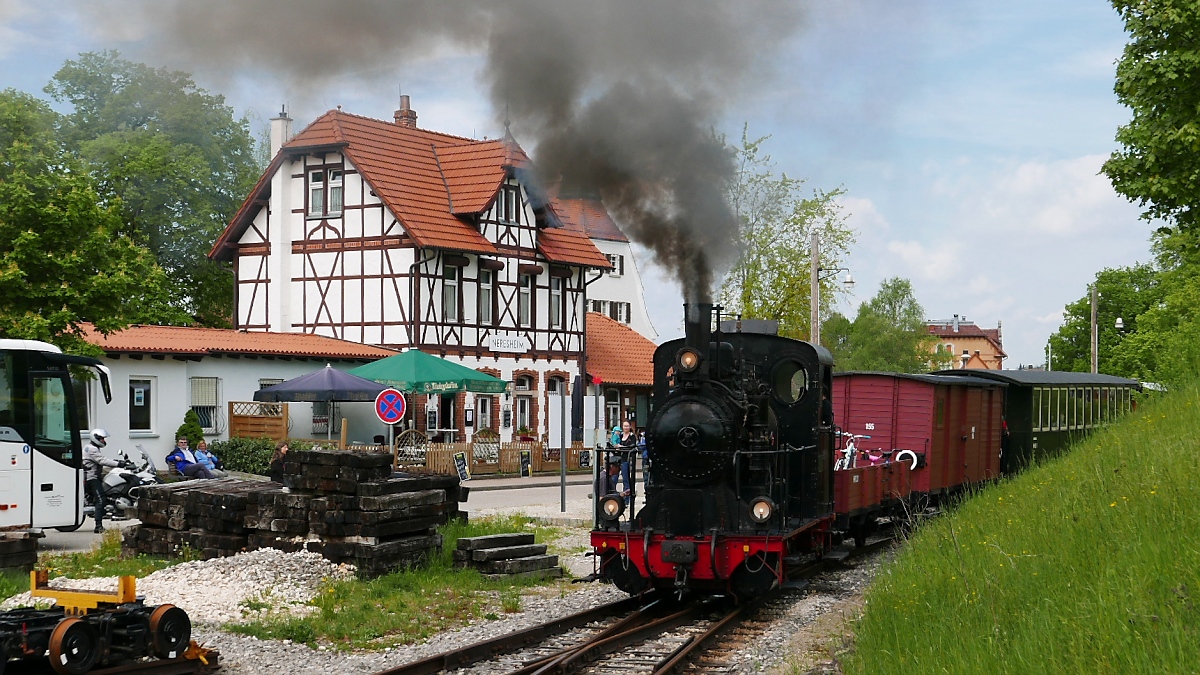 Lok 12 der Härtsfeld-Museumsbahn und das Bahnhofsgebäude in Neresheim am 14.5.2015