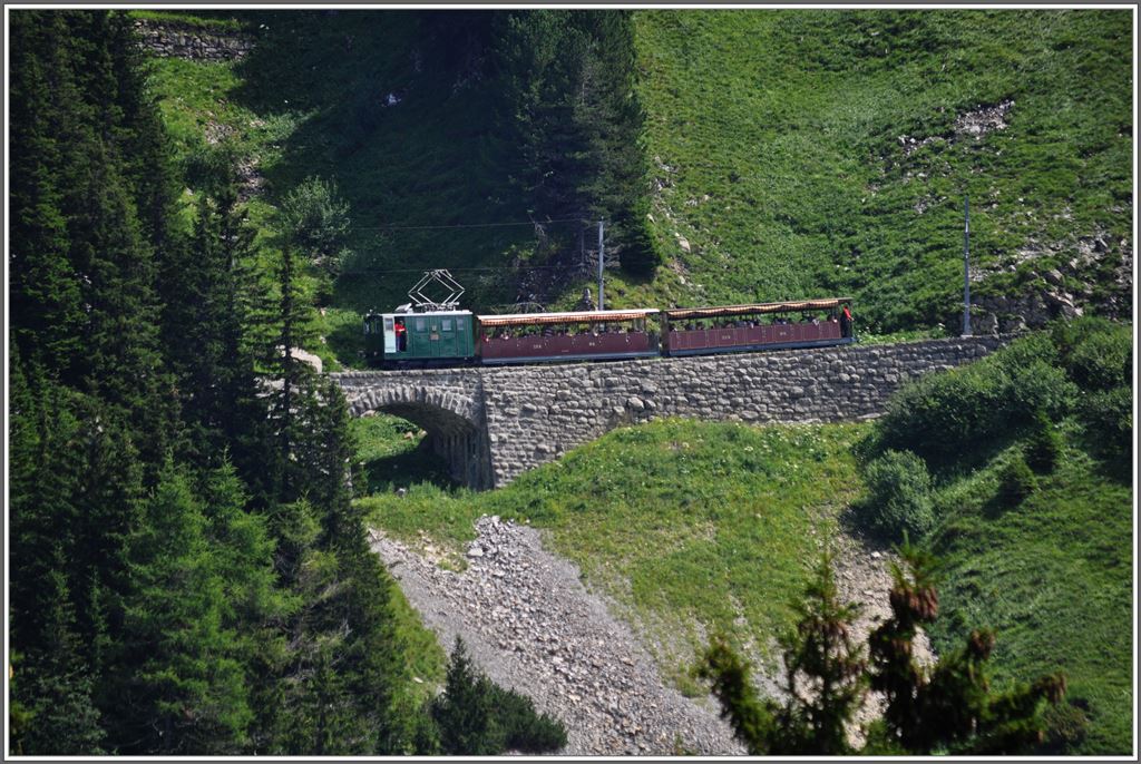Lok 12 mit den Sommerwagen auf Bergfahrt an der Stepfegg. Der Lokfhrer geniesst das herrliche Panorama. (06.07.2013)