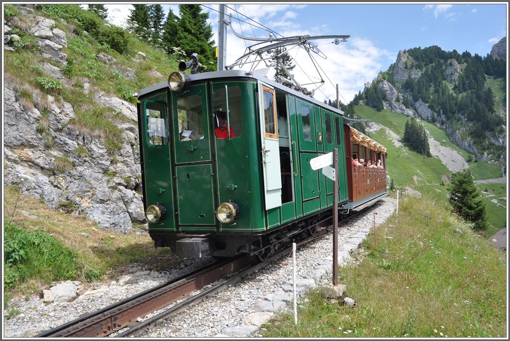 Lok 12 mit den Sommerwagen auf der Alp Bigelti. (06.07.2013)
