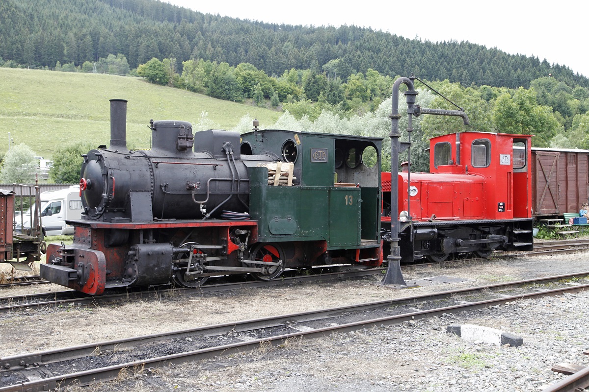 Lok 13 und VL213 stehen am 26.07.2015 in Pöckstein-Zwischenwässern vor dem Wasserkran.