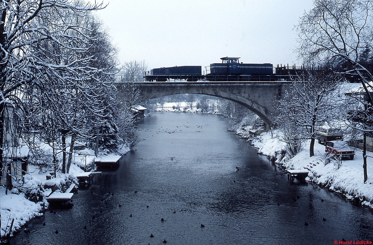 Lok 14 der Tegernsee-Bahn im Januar 1986 auf der Mangfallbrücke im Gmünd. Für den Güterzug wurde der Generatorwagen eigentlich nicht benötigt, doch waren Lok und Wagen im Winter fest gekuppelt. Der Güterverkehr wurde am 27.12.1993 eingestellt.