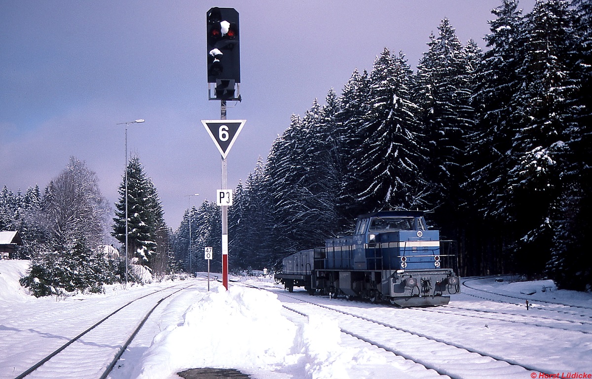 Lok 14 der Tegernsee-Bahn rangiert im Januar 1991 im Bahnhof Schaftlach. Rechts neben der Lok zweigt die Strecke zum Tegernsee ab.
