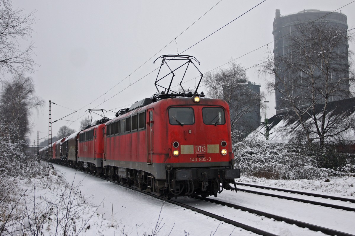 Lok 140 805-3 und Schwesterlok am 24.01.2015 in Bottrop.