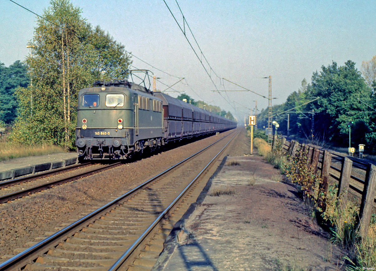Lok 140 840-0 am 26.10.1985 in Isselhorst-Avenwedde mit Gz in Fahrtrichtung Hamm (W)