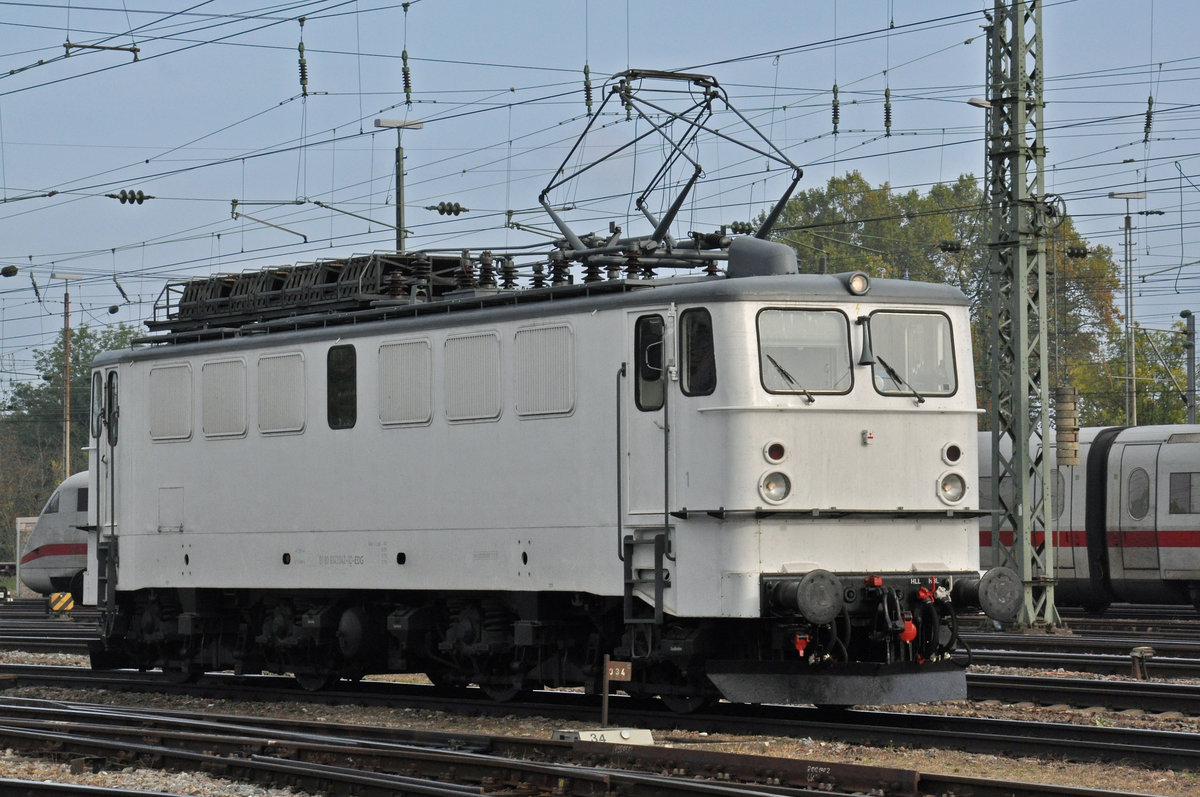 Lok 142 042-1 durchfährt den badischen Bahnhof. Die Aufnahme stammt vom 23.10.2019.