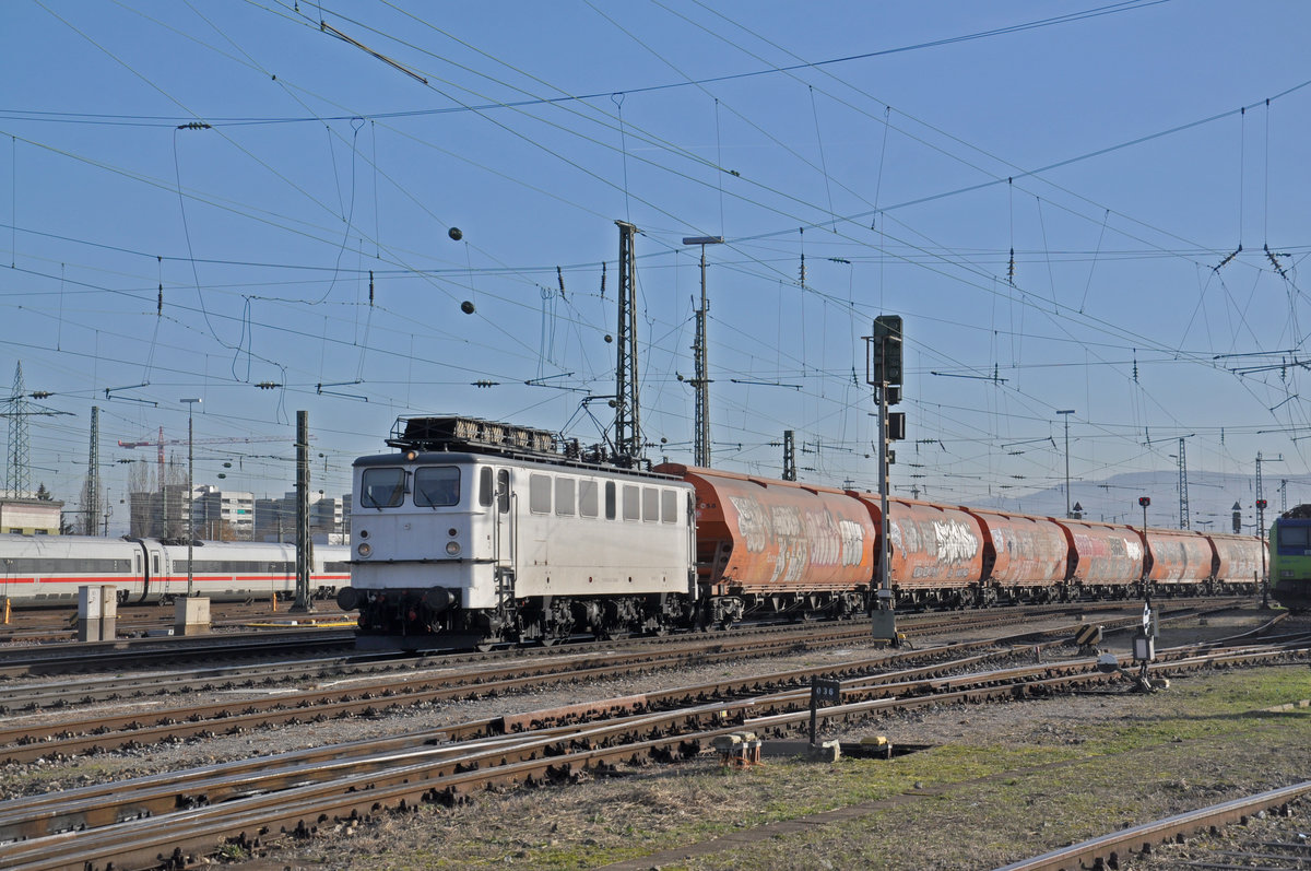 Lok 142 042-1 durchfährt den badischen Bahnhof. Die Aufnahme stammt vom 06.12.2019.